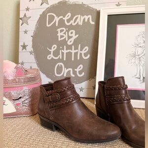 BareTraps Kids Brown Ankle Boots